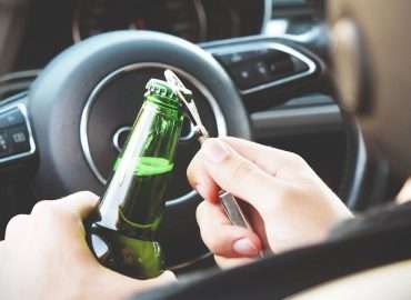 découvrez les dangers de la conduite en état d'ébriété, ses conséquences légales et sanitaires, ainsi que des conseils pour éviter les comportements à risque sur la route.