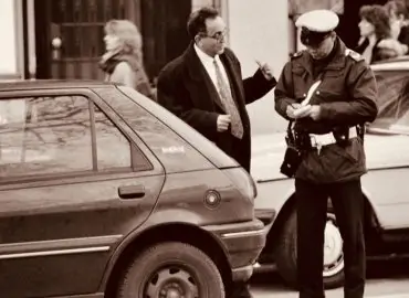 découvrez comment contester une amende de stationnement efficacement. suivez nos conseils pratiques pour préparer votre dossier et maximiser vos chances d'obtenir l'annulation de votre contravention.