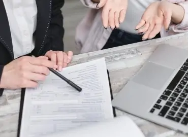 découvrez les différents statuts juridiques pour les entreprises en france. informez-vous sur les avantages et les obligations associés à chaque type de statut pour choisir celui qui convient le mieux à votre projet.