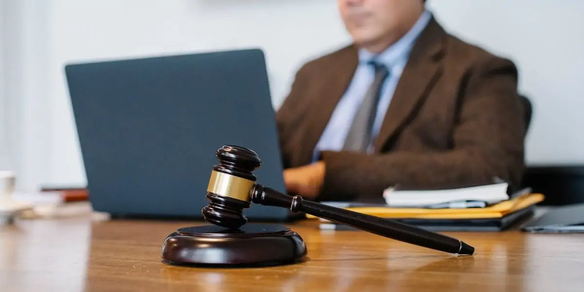 découvrez les fondamentaux du droit des affaires, un domaine essentiel régissant les transactions commerciales, la gestion des entreprises et les relations juridiques entre les acteurs économiques. apprenez comment protéger vos intérêts et naviguer dans le paysage juridique complexe.