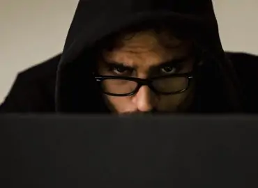 découvrez les différents types de fraudes, leurs mécanismes, et comment vous protéger contre ces pratiques illégales. informez-vous sur les moyens de signaler une fraude et les recours disponibles pour les victimes.