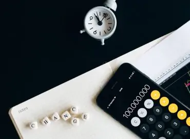 découvrez les enjeux et les implications de l'insider trading : un délit financier qui concerne l'achat ou la vente d'actions en fonction d'informations non publiques. comprenez les lois, les conséquences sur le marché et les mesures de prévention mises en place pour protéger l'intégrité des transactions boursières.