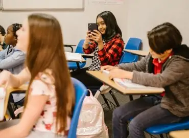 découvrez les enjeux du cyberharcèlement, ses conséquences sur les victimes et des conseils pour le prévenir. sensibilisez-vous à cette problématique grave et apprenez comment agir pour protéger les jeunes en ligne.