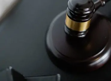 découvrez l'univers du droit : une exploration des différentes branches juridiques, des lois essentielles et des conseils pour naviguer dans le système légal. que vous soyez étudiant en droit ou simplement curieux, trouvez des ressources utiles et des analyses pertinentes.