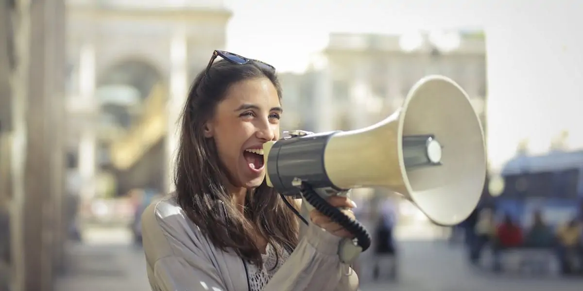 découvrez comment gérer efficacement les nuisances sonores dans votre quartier. apprenez les étapes à suivre pour formuler une plainte et améliorer votre qualité de vie tout en respectant le voisinage.