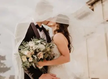 découvrez les enjeux et les conséquences des fraudes au mariage. analysez les motivations derrière ce phénomène et les mesures légales mises en place pour le prévenir.