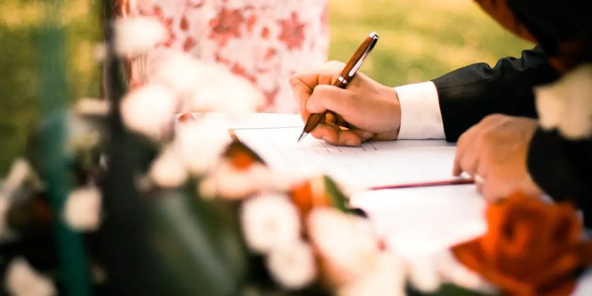 découvrez tout ce qu'il faut savoir sur le contrat de mariage : définition, types, implications juridiques et conseils pratiques pour protéger vos intérêts lors de votre union.