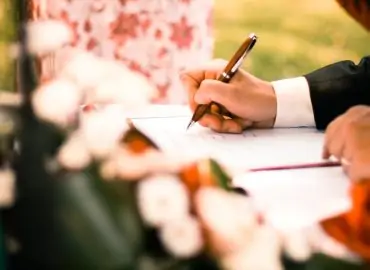 découvrez tout ce qu'il faut savoir sur le contrat de mariage : définition, types, implications juridiques et conseils pratiques pour protéger vos intérêts lors de votre union.