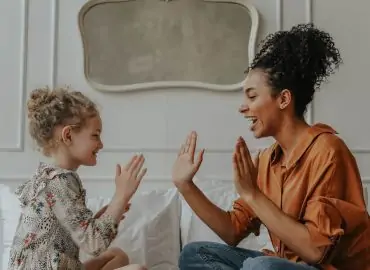 découvrez l'adoption intrafamiliale, un processus légal qui permet à un membre de la famille d'adopter un enfant d'un autre membre. explorez les avantages, les démarches et les implications de cette forme d'adoption qui renforce les liens familiaux.