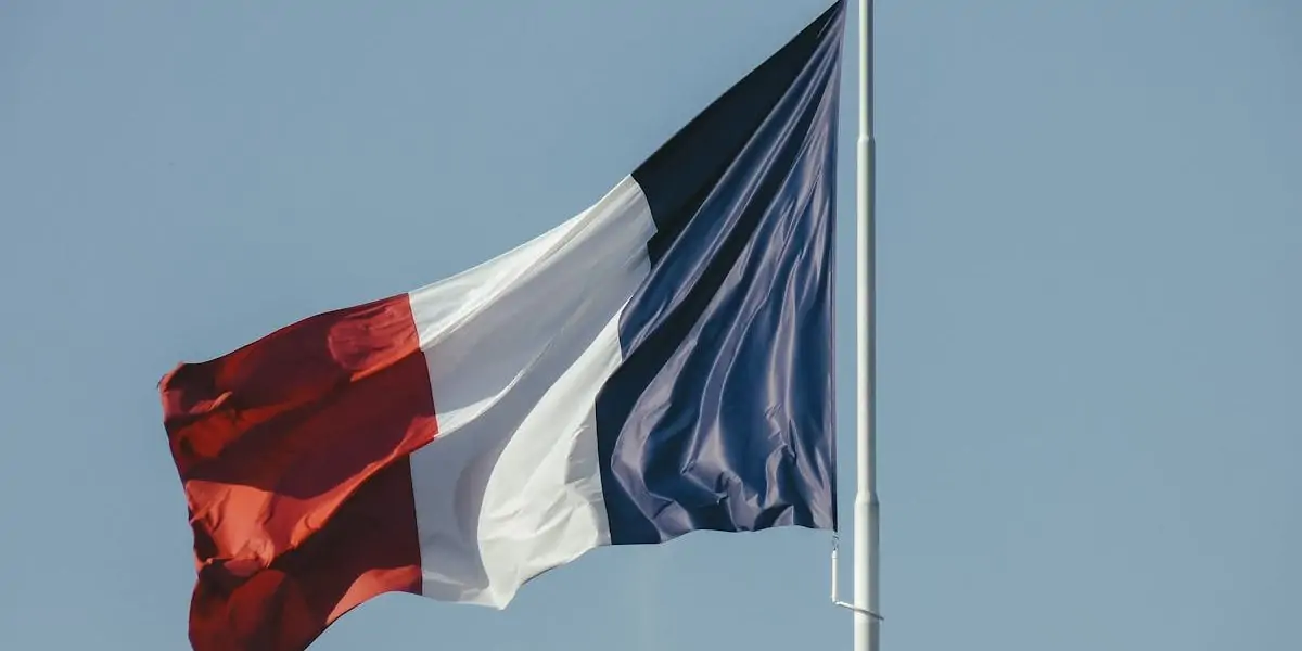 découvrez les enjeux, les droits et les processus liés à la nationalité française. informez-vous sur les critères d'acquisition, les démarches administratives et les implications culturelles de devenir citoyen français.