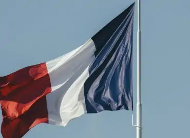 découvrez les enjeux, les droits et les processus liés à la nationalité française. informez-vous sur les critères d'acquisition, les démarches administratives et les implications culturelles de devenir citoyen français.