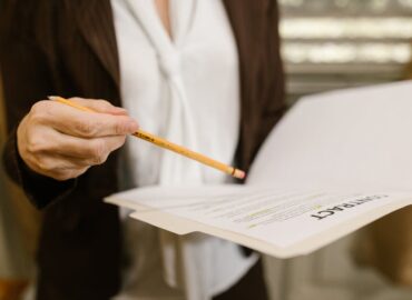 découvrez les fondamentaux du droit des affaires, une discipline essentielle pour les entrepreneurs et les professionnels. apprenez-en davantage sur les contrats, les réglementations commerciales et la protection des droits des entreprises pour naviguer efficacement dans le monde des affaires.