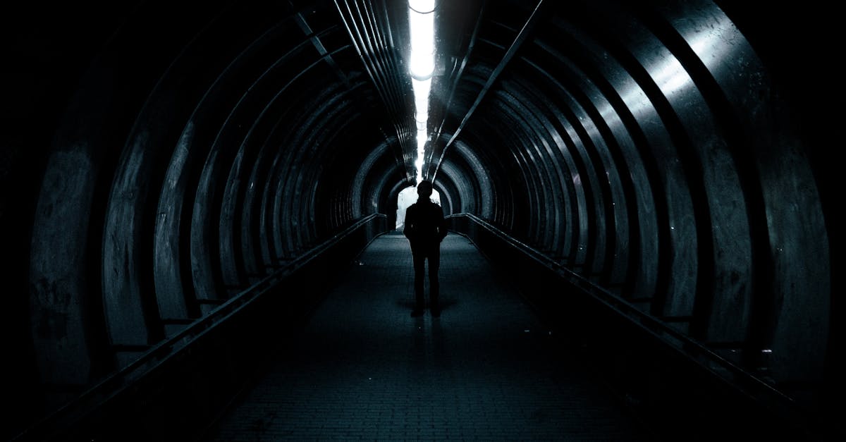 découvrez tout ce que vous devez savoir sur le syndrome du tunnel carpien : causes, symptômes, traitements et conseils pour soulager la douleur et améliorer votre qualité de vie.