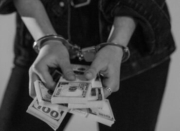 découvrez les principes fondamentaux du droit pénal, explorez les procédures judiciaires et apprenez comment la législation protège la société tout en garantissant les droits des individus. plongez dans l'univers complexe des infractions, des sanctions et des défenses judiciaires.