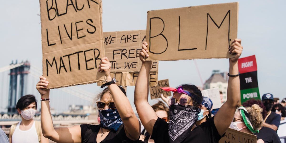 découvrez les enjeux de la discrimination, ses impacts sur la société et les différentes formes qu'elle peut prendre. explorez les moyens de combat contre cette injustice et les initiatives visant à promouvoir l'égalité.