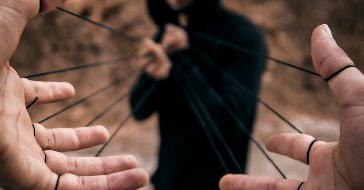 découvrez les subtilités de la manipulation émotionnelle : apprenez à reconnaître les signes, à comprendre ses mécanismes et à vous défendre contre cette forme de contrôle psychologique. protégez vos émotions et établissez des relations saines.