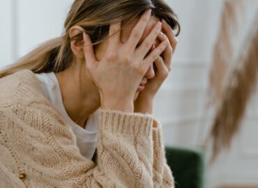 découvrez les conséquences de l'abus au travail, ses formes, et comment prévenir et signaler des comportements inappropriés pour préserver un environnement professionnel sain et respectueux.
