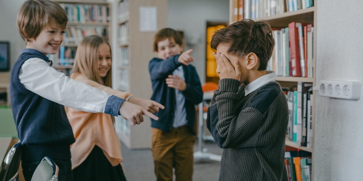 découvrez les différentes formes de harcèlement, leurs impacts sur les victimes et les moyens de les prévenir. informez-vous sur les lois en vigueur et les ressources disponibles pour lutter contre ce fléau social.