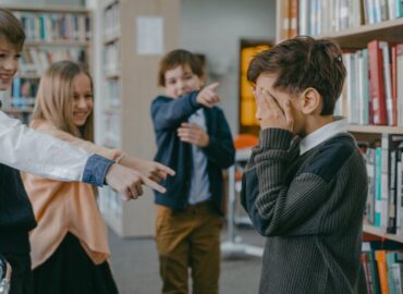 découvrez les différentes formes de harcèlement, leurs impacts sur les victimes et les moyens de les prévenir. informez-vous sur les lois en vigueur et les ressources disponibles pour lutter contre ce fléau social.