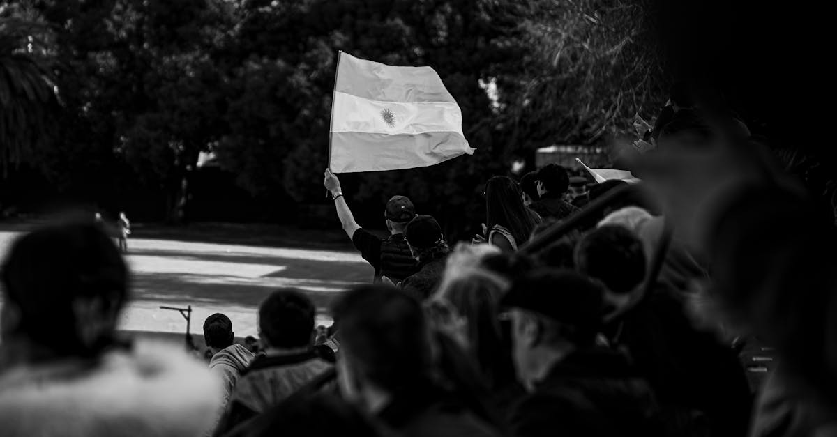 découvrez le rôle essentiel des avocats commis d'office, qui garantissent le droit à une défense équitable pour tous, indépendamment de leur situation financière. apprenez comment ces professionnels œuvrent pour la justice dans le système judiciaire.