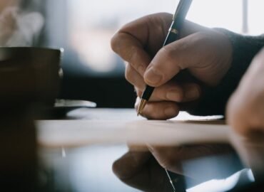 découvrez comment rédiger une lettre de démission efficace avec nos conseils pratiques. apprenez à exprimer votre décision de façon professionnelle tout en préservant de bonnes relations avec votre employeur.