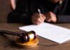 découvrez tout ce qu'il faut savoir sur le tribunal et la procédure d'un procès court, explication claire et concise.