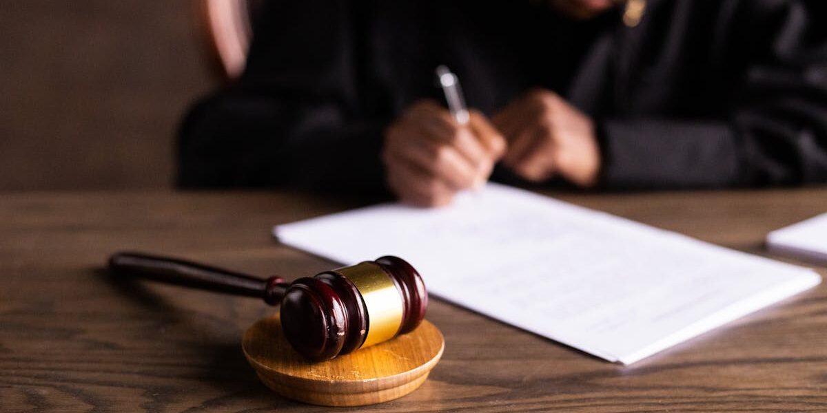 découvrez tout ce qu'il faut savoir sur le tribunal et la procédure d'un procès court, explication claire et concise.