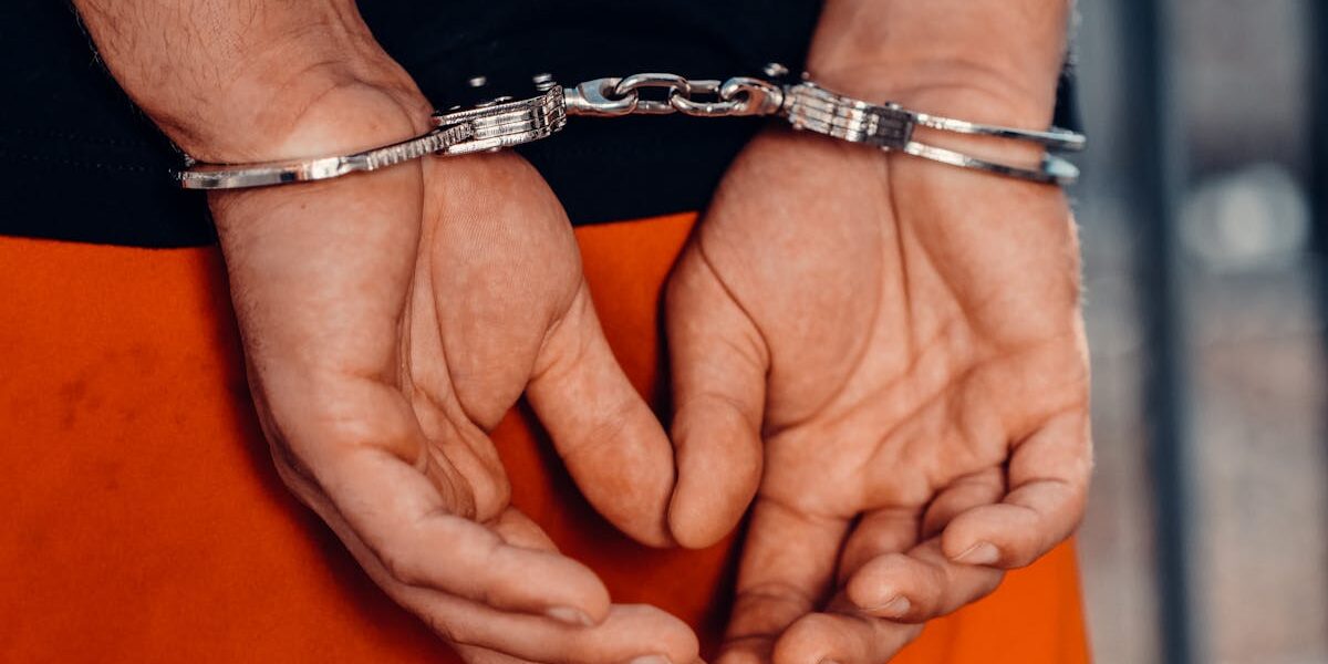 découvrez tout ce qu'il faut savoir sur les infractions criminelles : définitions, exemples, sanctions encourues et différences avec les délits. informations essentielles pour mieux comprendre la justice pénale.
