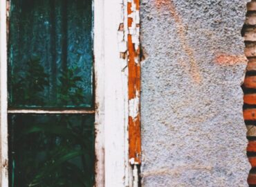découvrez la signification du terme anglais 'damages', son utilisation en droit, ses implications pour les indemnisations et les responsabilités civiles.