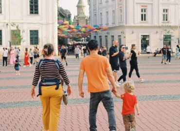 découvrez tout sur la réunification familiale : procédures, critères d'éligibilité et conseils pratiques pour faciliter la réunion de vos proches en france. assurez-vous que chaque étape se déroule sans encombre pour retrouver votre famille au complet.
