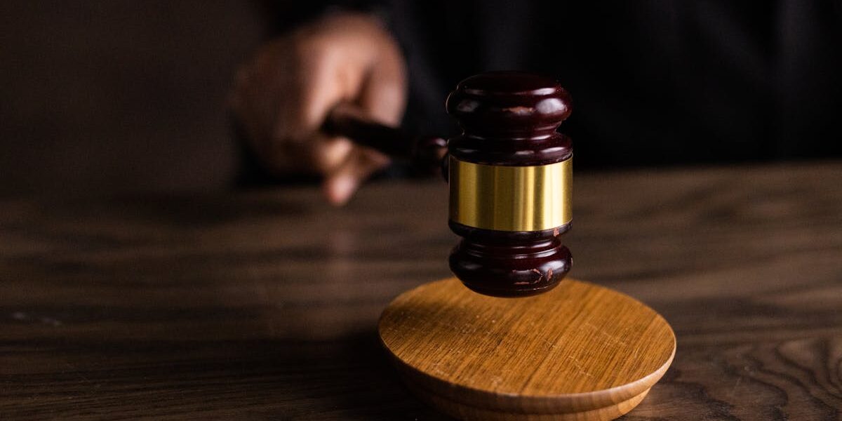 découvrez ce qu'est la réorganisation judiciaire, une procédure permettant aux entreprises en difficulté de restructurer leurs dettes et de poursuivre leurs activités sous le contrôle d'un tribunal.
