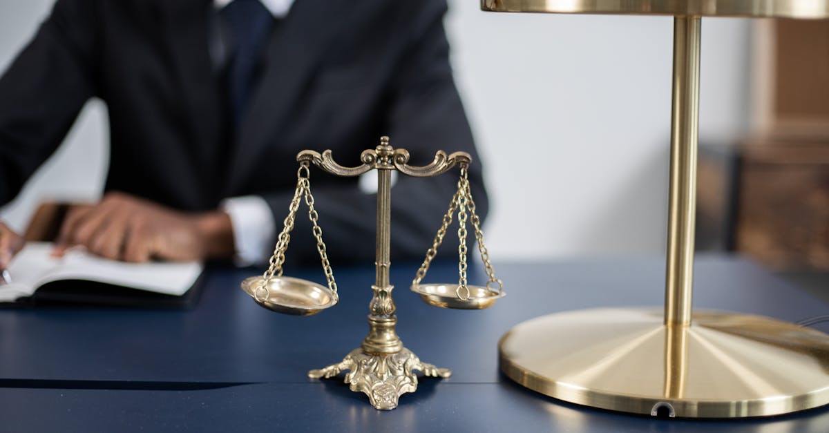 découvrez tout ce que vous devez savoir sur les frais d'avocat en france. comprenez les différents types de tarification, les honoraires horaires, les forfaits et les coûts associés à une consultation juridique pour mieux préparer votre budget.