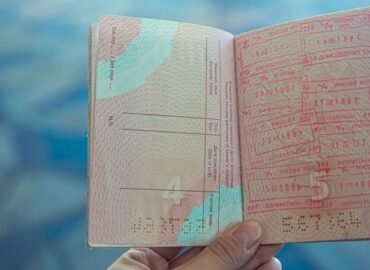 découvrez comment contester un refus de visa avec notre guide complet sur les recours. obtenez des conseils pratiques et des étapes claires pour maximiser vos chances de succès dans votre démarche d'appel de visa.