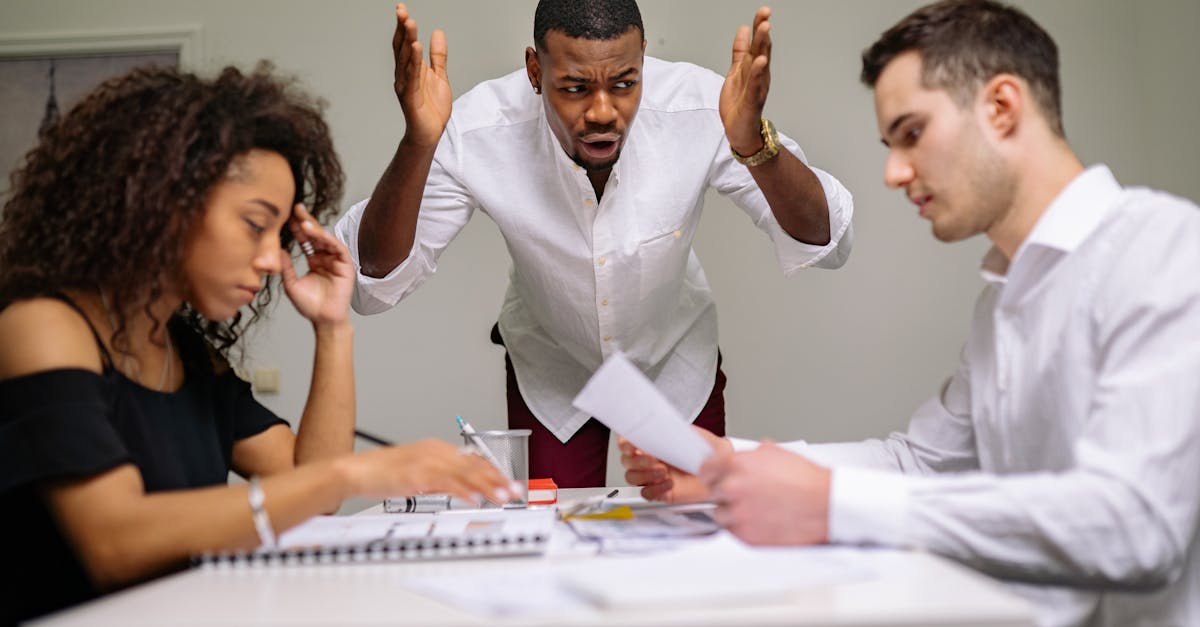 découvrez des stratégies efficaces et des conseils pratiques pour résoudre les conflits en milieu professionnel ou personnel et favoriser une communication harmonieuse.