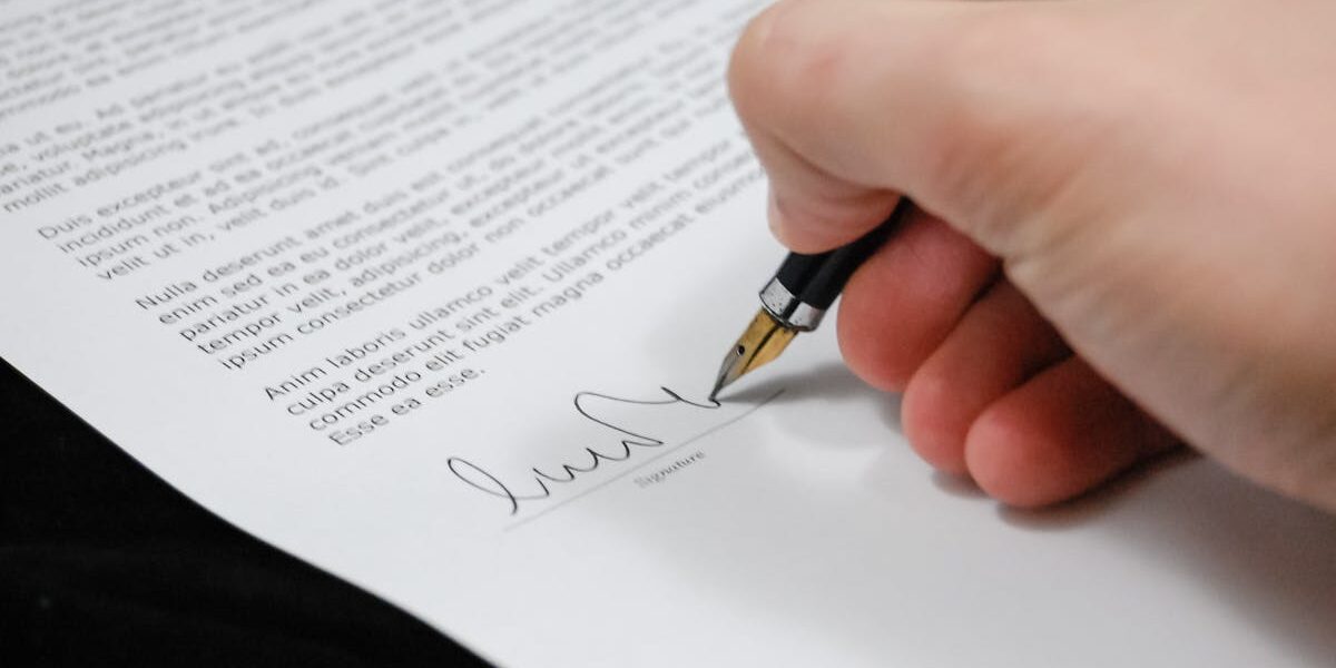 découvrez tout ce qu'il faut savoir sur la modification de contrat : démarches, conditions, implications juridiques et conseils pour sécuriser vos accords professionnels ou personnels.