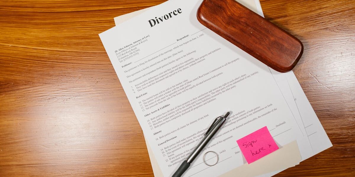 découvrez comment fonctionnent les honoraires d’un avocat en droit de la famille : types de facturation, éléments influençant le coût et conseils pour bien choisir votre défenseur.