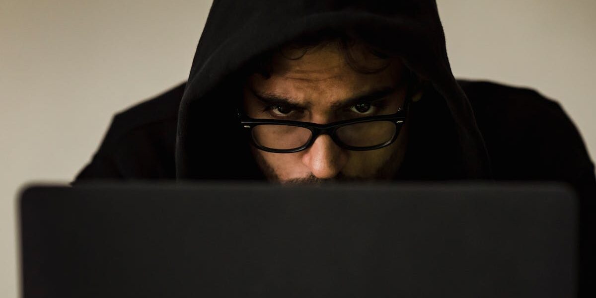 découvrez tout ce qu'il faut savoir sur la fraude : définitions, types courants, méthodes de prévention et conséquences. protégez-vous et votre entreprise contre les risques de fraude.