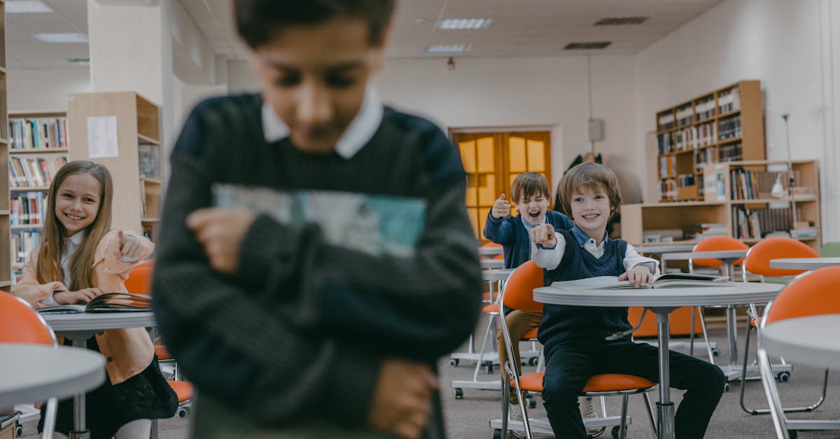découvrez ce qu'est le harcèlement, ses différentes formes, ses conséquences et les moyens de le prévenir ou de réagir face à cette situation en milieu scolaire, professionnel ou en ligne.