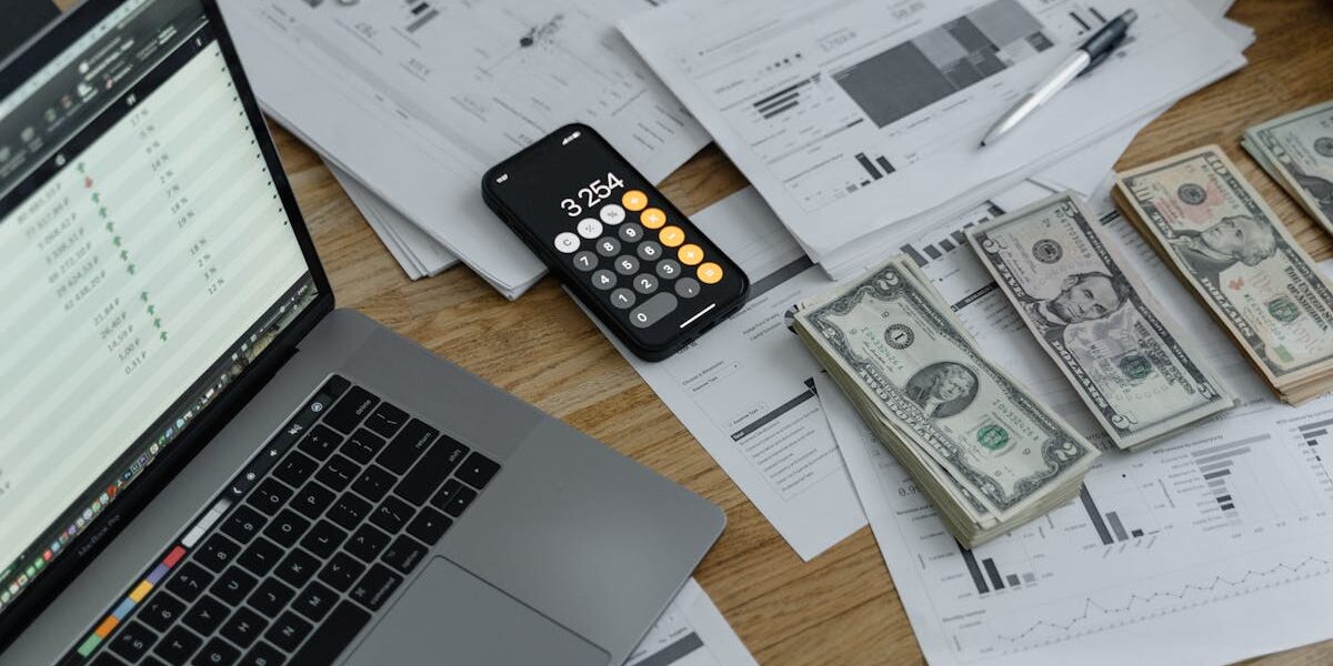 découvrez ce qu'est la fraude à la paie, ses principales méthodes, ses conséquences pour les entreprises et les solutions pour s'en prémunir efficacement.