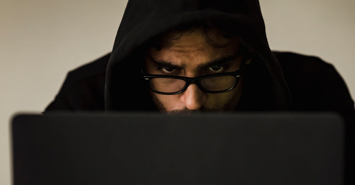 découvrez ce qu'est la fraude à la paie, ses différentes formes, comment l'identifier et quelles sont les meilleures pratiques pour la prévenir efficacement dans votre entreprise.