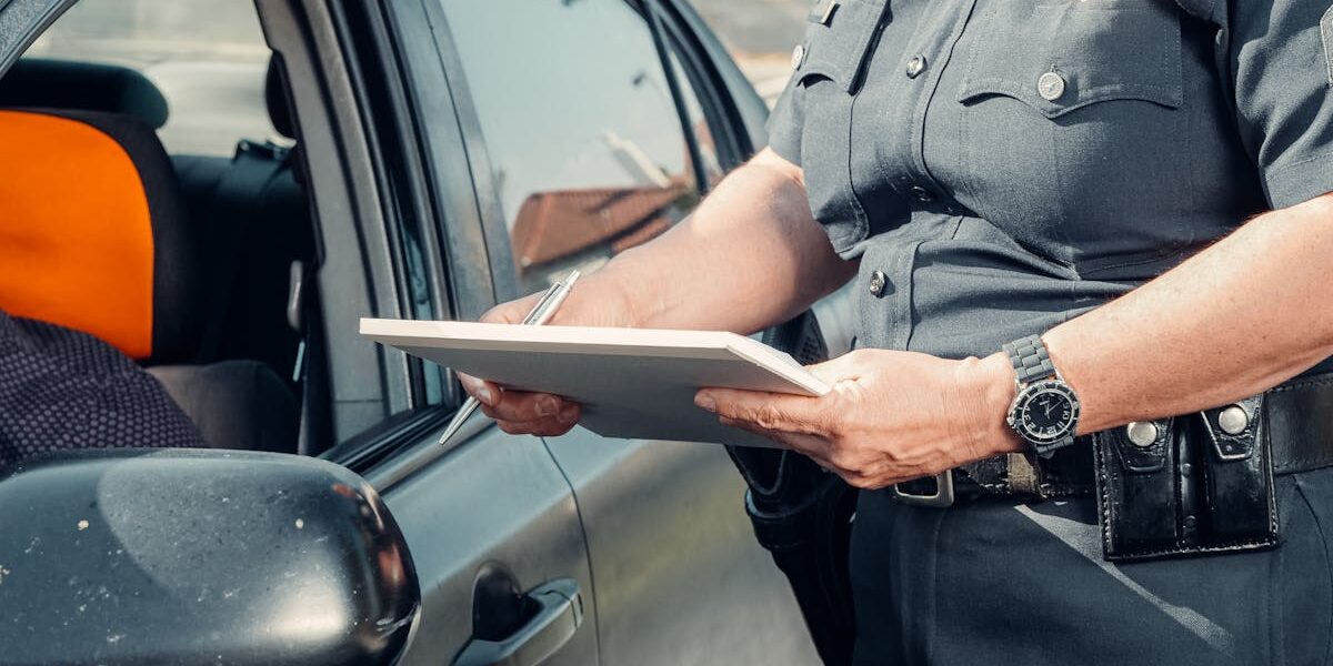 découvrez la signification de 'summons', son utilisation en droit, et comment ce document officiel est employé pour convoquer une personne devant un tribunal.