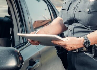 découvrez la signification de 'summons', son utilisation en droit, et comment ce document officiel est employé pour convoquer une personne devant un tribunal.