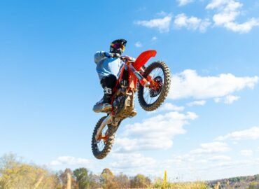 découvrez ce qu'est l'abus de pouvoir, ses formes, ses conséquences et comment s'en prémunir, que ce soit dans le milieu professionnel, politique ou personnel.