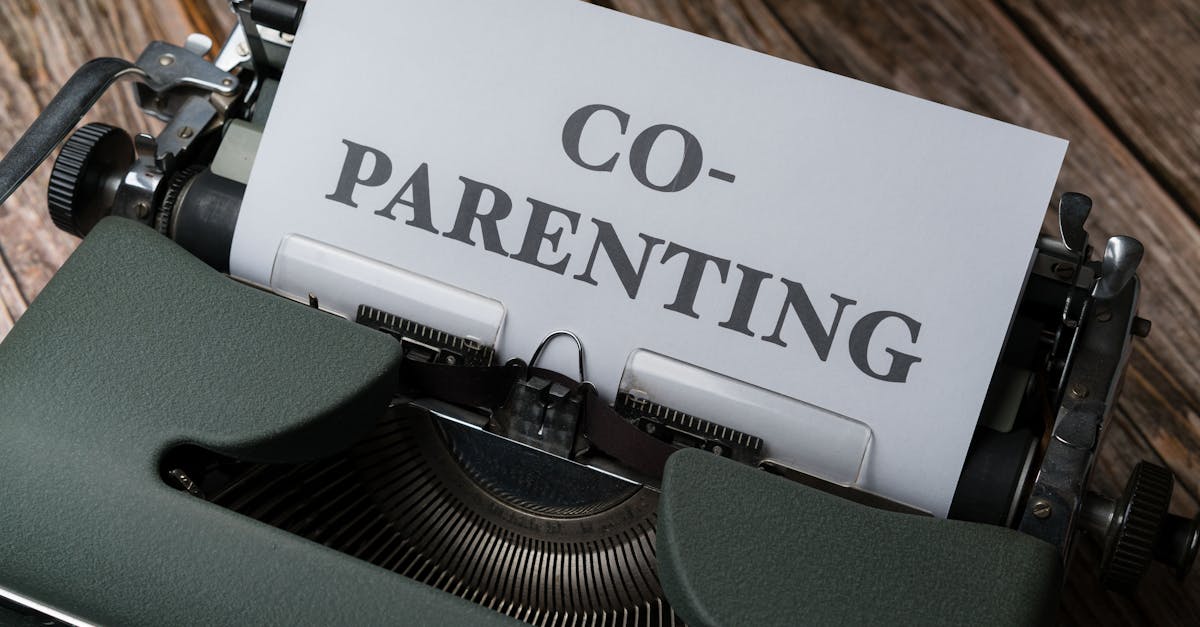 découvrez les bases et les conseils pratiques pour réussir le co-parenting : communiquer efficacement, organiser la garde partagée et garantir le bien-être de votre enfant après une séparation.