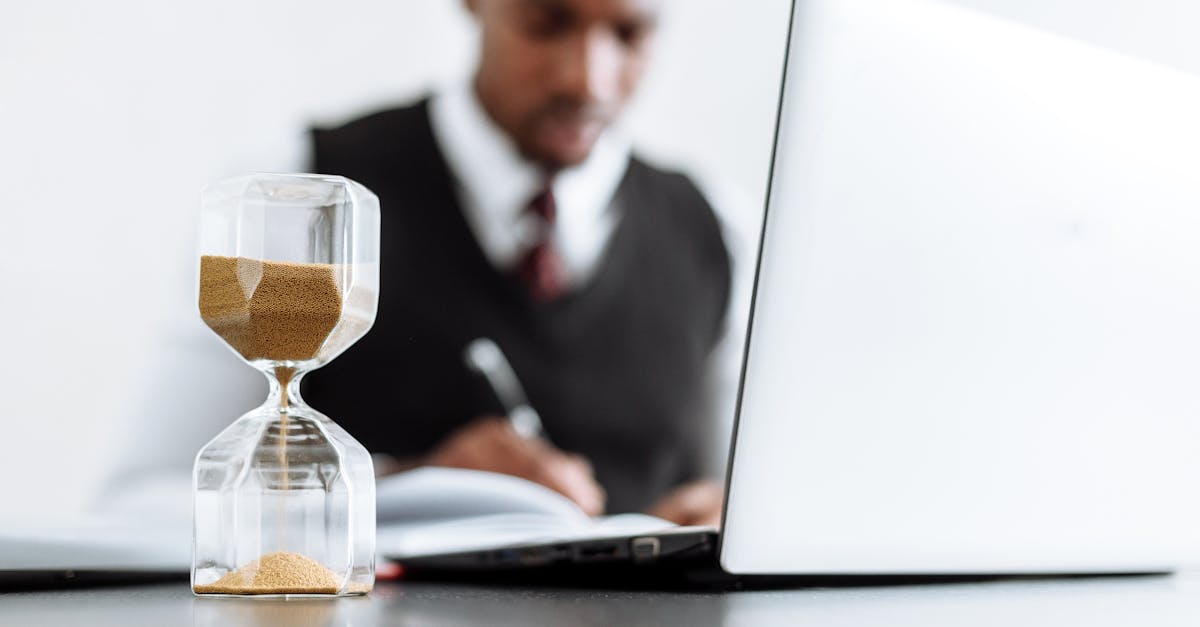 découvrez tout ce qu'il faut savoir sur le contrat de travail : définition, types, clauses essentielles, droits et obligations des employeurs et salariés. guide pratique pour bien comprendre l'emploi en france.