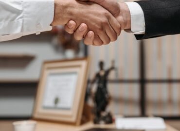 découvrez tout ce qu'il faut savoir sur le contrat de travail : définition, types, clauses essentielles et obligations pour employeurs et salariés en france.