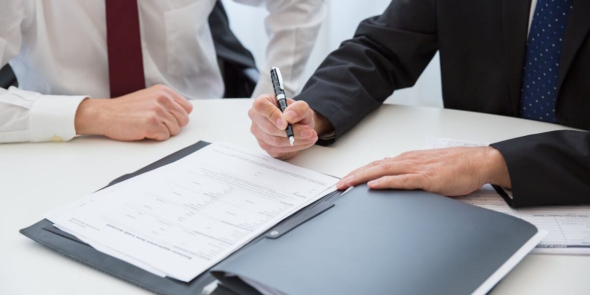 découvrez comment rédiger un avenant au contrat de travail : définition, étapes, obligations légales et conseils pour sécuriser la modification du contrat entre employeurs et salariés.