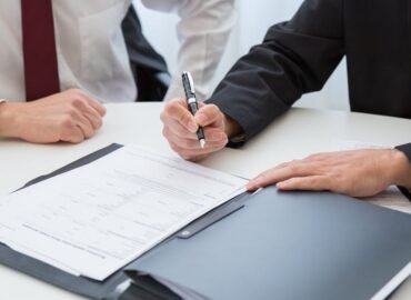 découvrez comment rédiger un avenant au contrat de travail : définition, étapes, obligations légales et conseils pour sécuriser la modification du contrat entre employeurs et salariés.