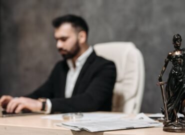 découvrez nos conseils pour bien choisir votre avocat : critères essentiels, spécialités, honoraires et astuces pour sélectionner le professionnel du droit qui répond à vos besoins.