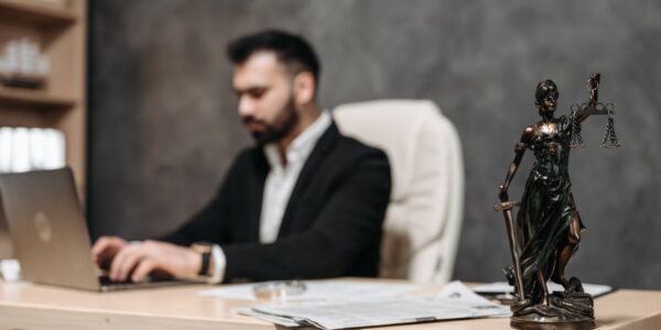 découvrez nos conseils pour bien choisir votre avocat : critères essentiels, spécialités, honoraires et astuces pour sélectionner le professionnel du droit qui répond à vos besoins.